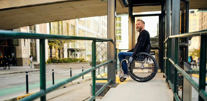 Ein behinderter Mann im Rollstuhl in der Stadt