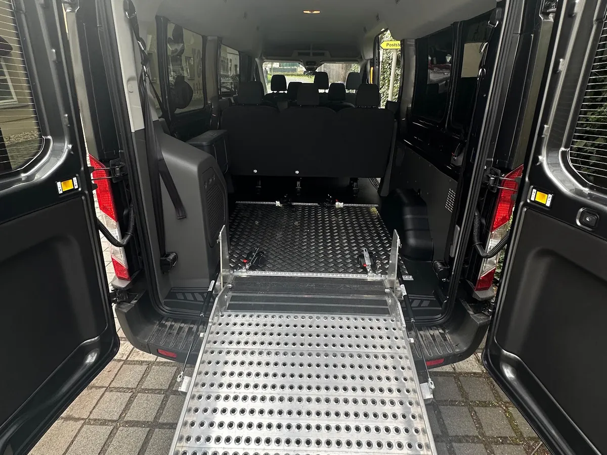 Ausgeklappte Rollstuhlrampe am Heck eines Kleinbusses vom Fahrdienst Berlin-Kosmonauten